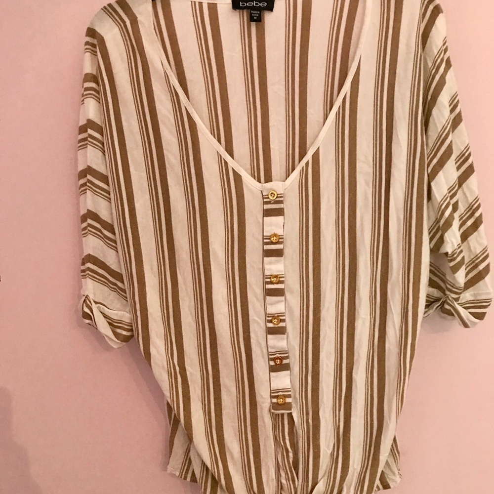 Tie in front white with gold stripe shirt
